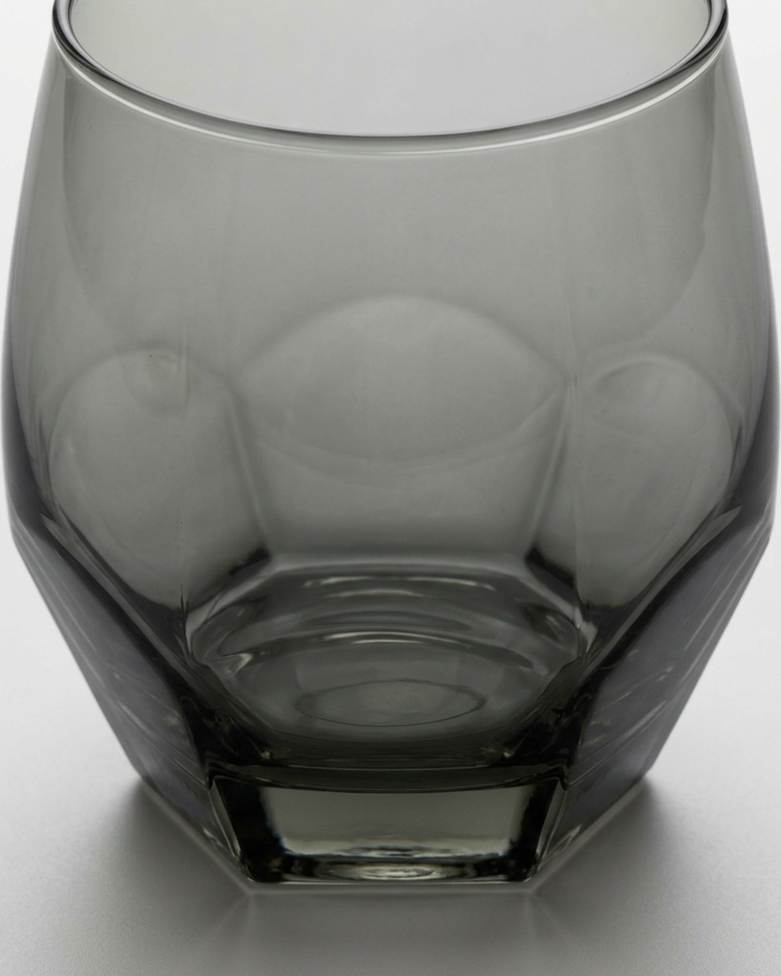 Thwgd Six-Facet Base Stemless Wine Glass 16 oz Smoke Gray - Detail view